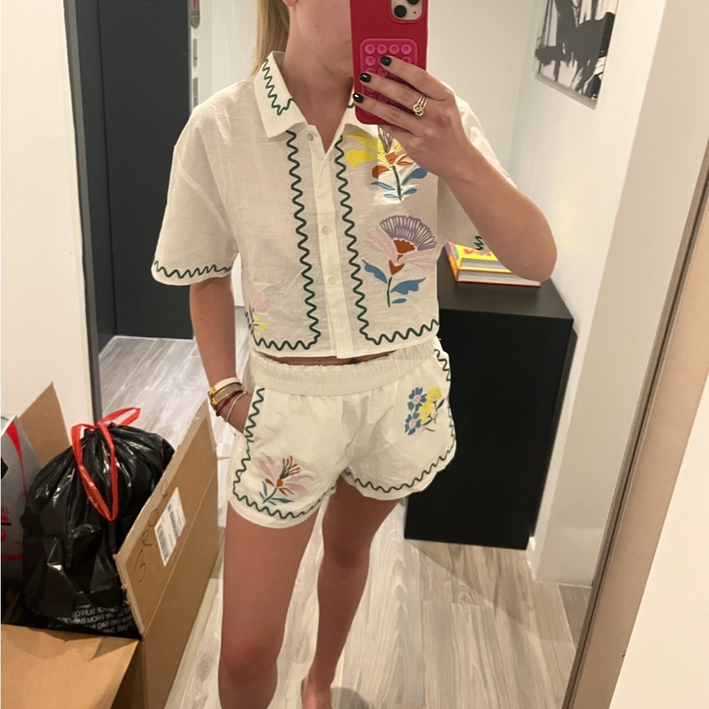 Embroidered linen set